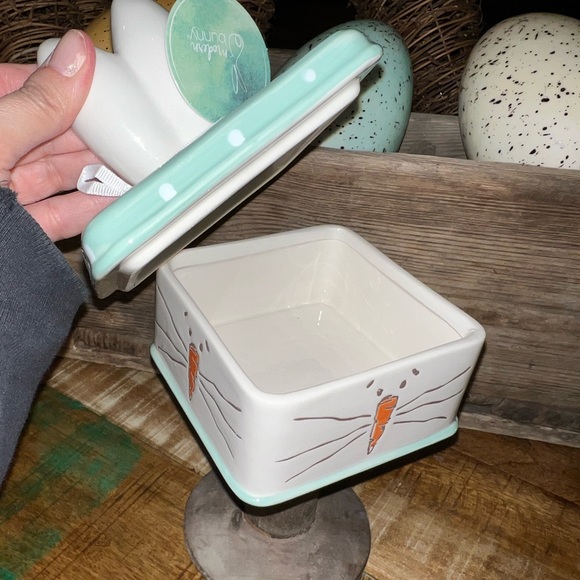 Ceramic Bunny box with lid. NWT - Picture 2 of 5